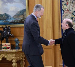 Su Majestad el Rey recibe el saludo del arzobispo de Santiago de Compostela, monseñor Francisco José Prieto Fernández