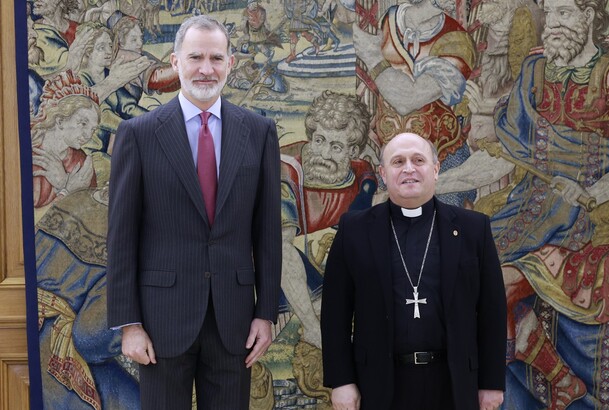 Don Felipe junto al arzobispo de Santiago de Compostela, monseñor Francisco José Prieto Fernández