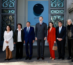 Fotografía de grupo de Sus Majestades los Reyes con las autoridades, la fotógrafa Annie Leibovitz y la comisaria de la exposición Yolanda Romero