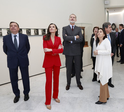 Sus Majestades los Reyes durante su recorrido por la exposición “La tiranía de Cronos” del Banco de España