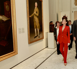 Sus Majestades los Reyes acompañados por la comisaria de la exposición, Yolanda Romero, durante su recorrido por la exposición “La tiranía de Cr