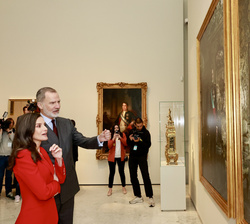 Don Felipe y Doña Letizia observan sus retratos de la artista Annie Leibovitz