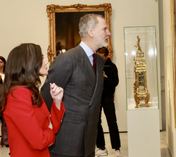 Don Felipe y Doña Letizia observan sus retratos de la artista Annie Leibovitz