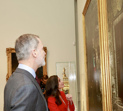 Sus Majestades los Reyes observan sus retratos de la artista Annie Leibovitz