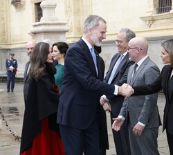 A su llegada, Sus Majestades los Reyes son recibidos por las autoridades