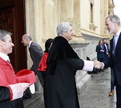 Su Majestad el Rey recibe el saludo del rector magnífico de la Universidad de Alcalá, José Vicente Saz