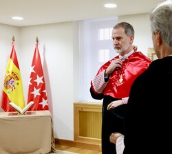 Su Majestad el Rey se reviste con el traje académico para su investidura como Doctor Honoris Causa por la Universidad de Alcalá