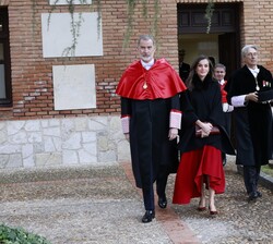 Sus Majestades los Reyes se dirigen al Patio de los Filósofos