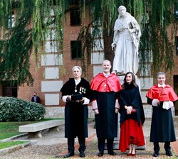 Sus Majestades los Reyes acompañados del rector magnífico de la Universidad de Alcalá y el catedrático de Derecho Eclesiástico de la universidad de Al