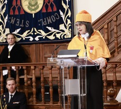 La vicerrectora de Estudiantes, Emprendimiento y Empleabilidad y secretaria general en funciones de la Universidad de Alcalá da lectrura al decreto de