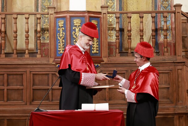 El catedrático de Ciencias Pol´ticias de la Universidad de Alcalá y padrino, entrega a Su Majestad el Rey el anillo de Doctor Honoris Causa