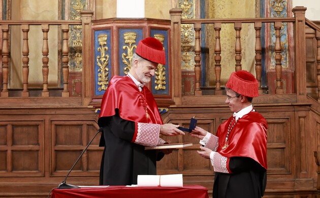 El catedrático de Ciencias Pol´ticias de la Universidad de Alcalá y padrino, entrega a Su Majestad el Rey el anillo de Doctor Honoris Causa