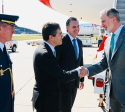 Al bajar del avión, Su Majestad el Rey es recibido por el embajador de España en la República Oriental del Uruguay, Javier Salido 