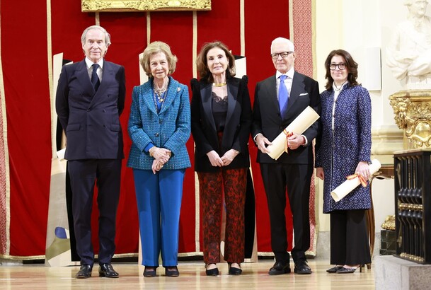 Su Majestad la Reina Doña Sofía con la presidenta de la Fundación Callia, Carmen Reviriego y los galardonados