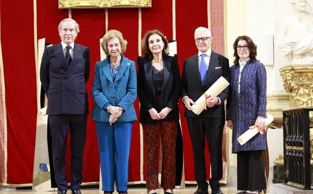 Su Majestad la Reina Doña Sofía con la presidenta de la Fundación Callia, Carmen Reviriego y los galardonados