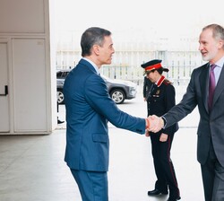 Su Majestad el Rey recibe el saludo del Presidente del Gobierno, Pedro Sánchez, a su llegada a la Fira de Barcelona.