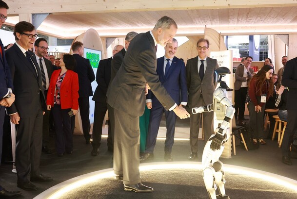 Don Felipe en un momento de su visita al MWC Barcelona 2025