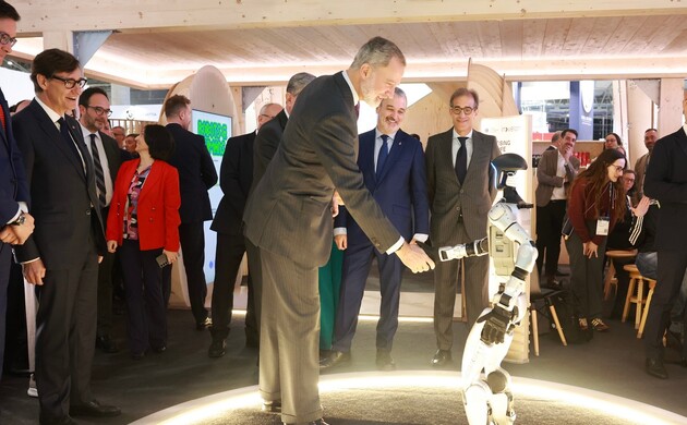 Don Felipe en un momento de su visita al MWC Barcelona 2025