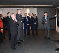 Su Majestad el Rey recibe explicaciones de las características del supercomputador NareNostrum 5