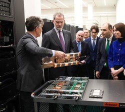 Don Felipe recibe explicaciones durante su recorrido por las instalaciones del superordenador NareNostrum 5
