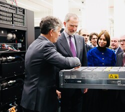 El Rey Don Felipe en un momento de su visita a las instalaciones del superordenador NareNostrum 5 