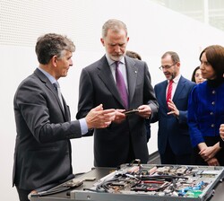 Su Majestad el Rey observa uno de los componentes del ordenador cuántico