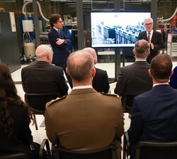 Momento en el que el director de Operaciones del BSC-CNS, Josep Martorell, explica las características del Centro y los usos del supercomputador MareN