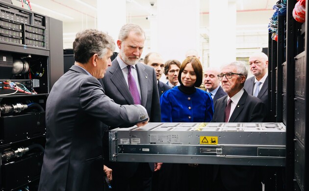 El Rey Don Felipe en un momento de su visita a las instalaciones del superordenador NareNostrum 5 