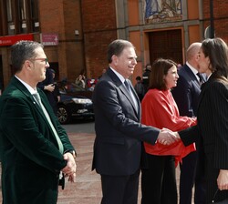 Su Majestad la Reina recibida por el alcalde de Oviedo, Alfredo Canteli