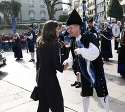 Doña Letizia saluda a su llegada al director de la Real Banda de Gaitas "Ciudad de Oviedo"