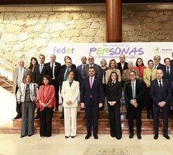 Su Majestad la Reina con las autoridades, miembros de la Junta Directiva, Patronato y dirección de FEDER