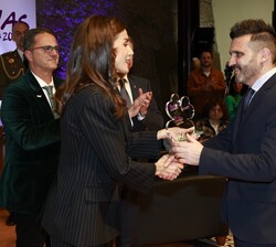 Su Majestad la Reina entrega el "Reconocimiento a la solidaridad a Fernando Llaca, en representación del proyecto Reciclos