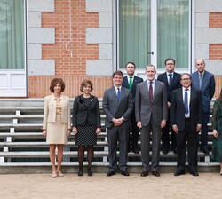 Su Majestad el Rey acompañado de la Junta Directiva de la Asociación de Letrados de las Cortes Generales