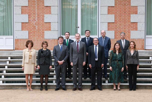 Su Majestad el Rey acompañado de la Junta Directiva de la Asociación de Letrados de las Cortes Generales