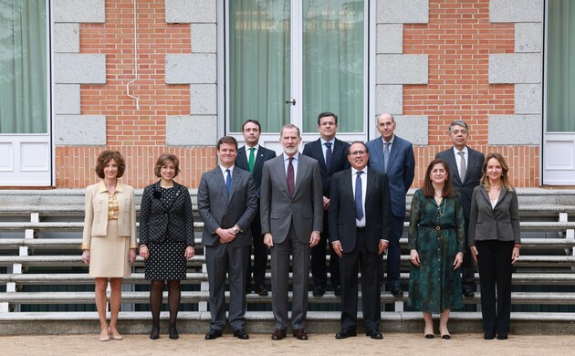 Su Majestad el Rey acompañado de la Junta Directiva de la Asociación de Letrados de las Cortes Generales
