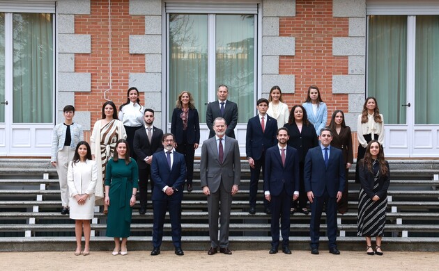 Su Majestad el Rey acompañado de la XXIV promoción del Cuerpo Superior de Interventores y Auditores del Estado