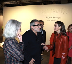 Sus Majestades los Reyes en la galería de “El País”, donde han sido recibidos por Pilar Gil, vicepresidenta de PRISA; Pepa Bueno, director
