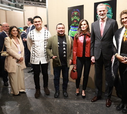 Sus Majestades los Reyes en la galería de El Amazonas con María Wills, comisaria; Denilson Baniwa, comisario y Rafaela Campos, productora de Arte