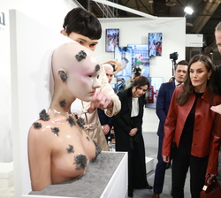 Sus Majestades los Reyes en la galería de “El Confidencial” con Ana Duijim, directora de Arte Galería Solo 