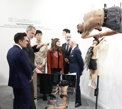 Los Reyes en la galería de “El Confidencial” con José Antonio Sánchez, presidente de Titania Compañía Editorial; Ignacio Cordero, director
