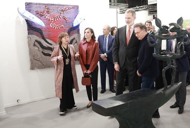 Sus Majestades los Reyes en la galería Waddington Custot, importante galería británica que presenta una propuesta que combina voces multigeneracionale