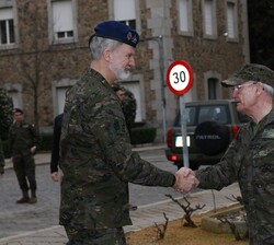 A su llegada, Su Majestad el Rey recibe el saludo del Almirante Genreal Jefe de Estado Mayor de la Defensa (JEMAD), Teodoro Esteban López Calderón