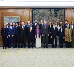 Fotografía de grupo de Su Majestad el Rey acompañado por los integrantes de la audiencia a la LXXIII Promoción del Cuerpo Superior de Comerciales y Ec