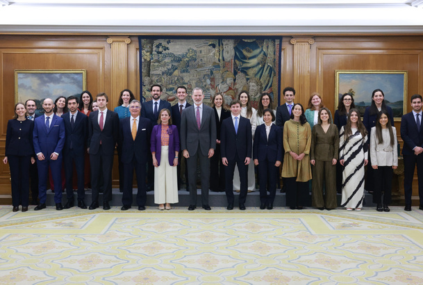 Fotografía de grupo de Su Majestad el Rey acompañado por los integrantes de la audiencia a la LXXIII Promoción del Cuerpo Superior de Comerciales y Economistas del Estado