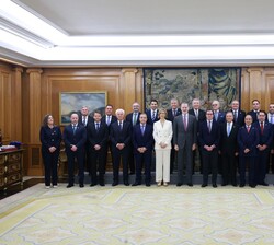 Fotografía de grupo de Su Majestad el Rey junto a los componentes de la audiencia