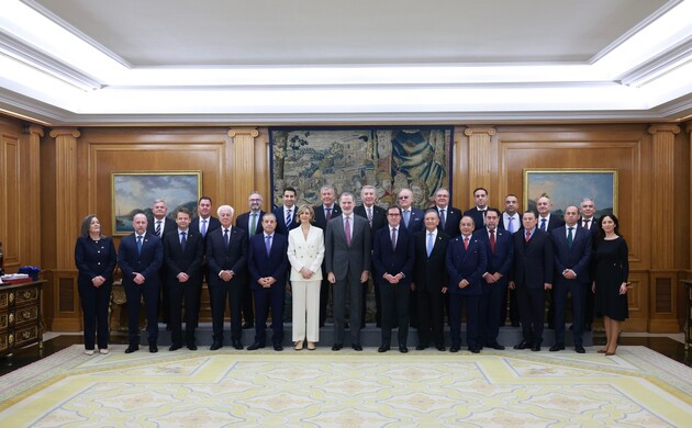 Fotografía de grupo de Su Majestad el Rey junto a los componentes de la audiencia