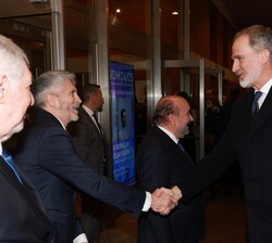 Don Felipe recibe el saludo del ministro del Interior, Fernando Grande-Marlaska