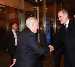 Don Felipe recibe el saludo del presidente del Tribunal Constitucional, Cándido Conde-Pumpido