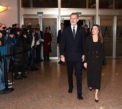Sus Majestades los Reyes se dirigen al vestíbulo del auditorio donde recibirán el saludo del resto de autoridades asistentes al concierto