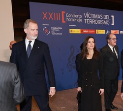 Don Felipe y Doña Letizia se dirigen hacia la Sala Sinfónica para ocupar su lugar en la primera fila del anfiteatro